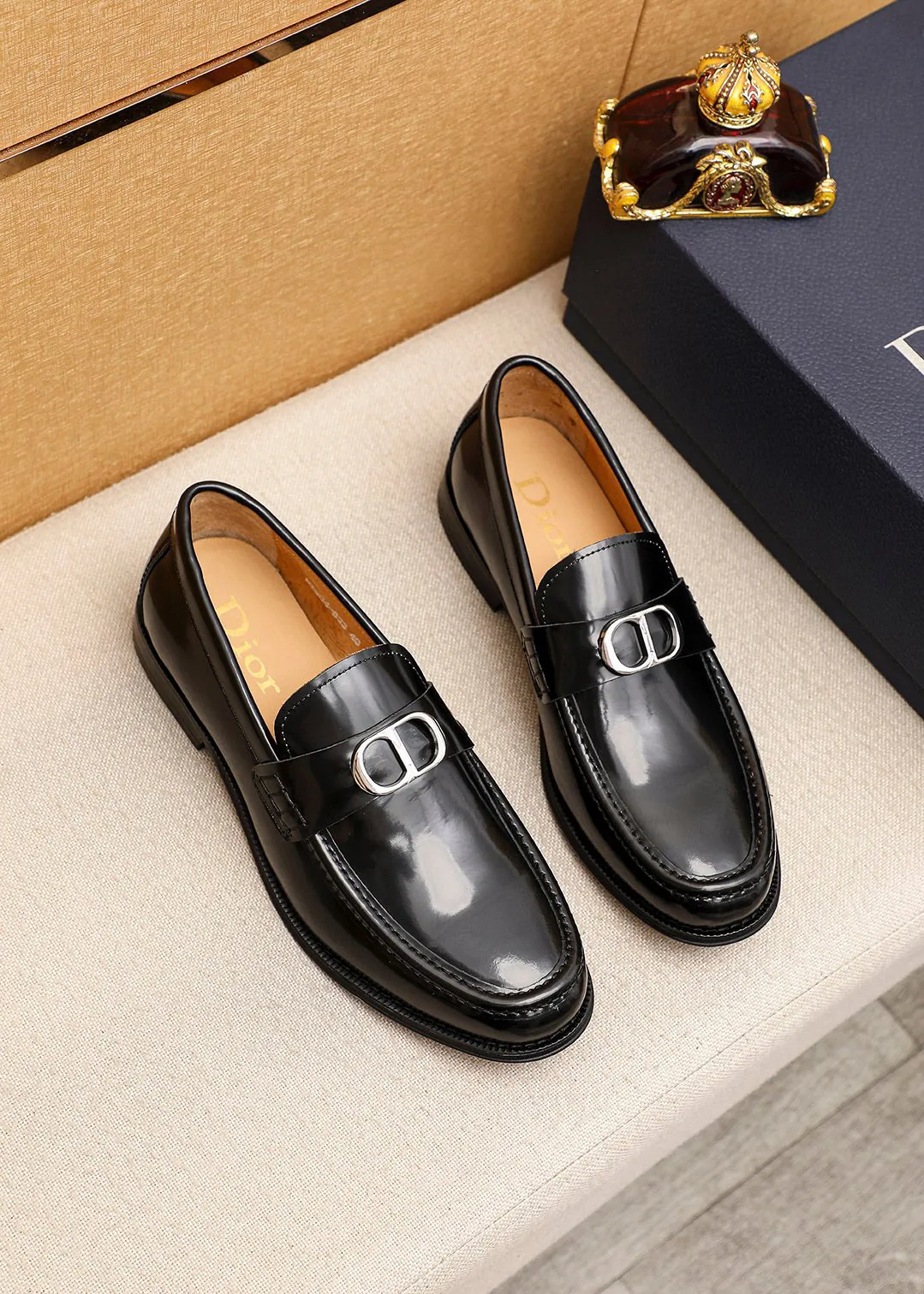 Men's shoes 💰480 💐 Product trademark: Dior "Dior" casual leather shoes Regular size: 39-44 (45🉑️customized) Product materials: Selected Italian imported first-layer beaded cowhide upper + classic hardware buckle, imported water-dyed 🐂 cowhide lining. Strong three-dimensional visual effect, original outsole color: 1⃣️color optional